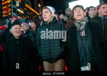 New York, NY - 21 dicembre 2012 Oltre 500 persone riempito la rossa passi in Times Square a unirsi a Yoko Ono, vedova del compianto John Lennon, per celebrare la pace cantando Lennon la canzone 'Imagine' diverse centinaia di più raccolti nel centro commerciale di Piazza Duffy per cantare insieme. Temporizzata in modo da coincidere con il solstizio d'inverno, il brano è stato guidato da Thomas McCarger, conduttore e cantante, e sotto gli auspici di rendere la musica di New York. Foto Stock