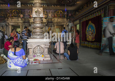 Dic. 22, 2012 - Singapore, Singapore - La principale sala da preghiera in Sri Veeramakaliamman tempio, un tempio indù si trova in Little India di Singapore. La Sri Veeramakaliamman tempio dedicato alla dea Indù Kali, feroci di realizzazione di Shakti e il dio Shiva la moglie Parvati. Kali è sempre stata popolare nel Bengala, il luogo di nascita di gli operai che hanno costruito questo tempio nel 1881. Immagini di Kali entro il tempio mostra indossando una ghirlanda di teschi e strappando gli interni delle sue vittime e Kali la condivisione più tranquilli momenti di famiglia con i suoi figli Ganesha e Murugan. L'edificio è constr Foto Stock