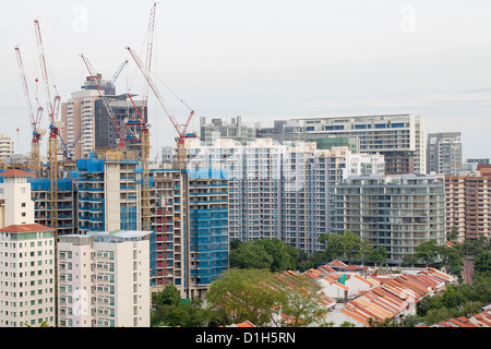 Condomini la costruzione di edifici con più gru in città asiatiche Foto Stock