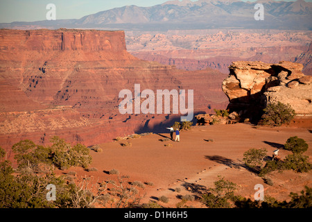 I turisti presso il Parco Nazionale di Canyonlands, Island in the Sky district, Moab, Utah, Stati Uniti d'America, STATI UNITI D'AMERICA Foto Stock