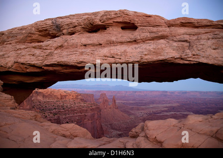 Mesa Arch e il paesaggio del Parco Nazionale di Canyonlands, Island in the Sky district, Moab, Utah, Stati Uniti d'America, STATI UNITI D'AMERICA Foto Stock