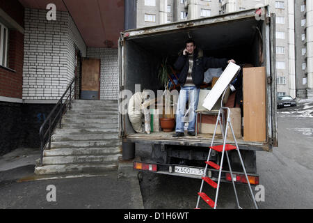 Aprile 23, 2012 - a Murmansk, Russia - Dicembre 22, 2012 - San Pietroburgo, Russia - i residenti di Murmansk lasciare la loro città. Quando la vita qui è stata molto buona e gioiosa, e ora le persone non hanno abbastanza. Purtroppo la città-porto muore. La gente va alle regioni meridionali, i processi di fabbricazione sono ridotti, il nuovo alloggiamento è costruito. Una volta che una potente porta è solo una patetica ombra della sua antica grandezza. Il pesce è più costosa rispetto a quella di altre città non impiegate nel settore della pesca. Ora la regione di Murmansk prende il secondo posto sul livello di disoccupazione nel nord-ovest della Russia. La mancanza di prospettive Foto Stock