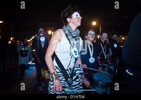 La parata raggiunge Madeira Drive. La masterizzazione di orologi lanterna accesa processione in Brighton xxi Dicembre 2012 photo©Julia Claxton Foto Stock