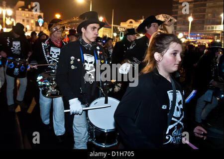 La parata raggiunge Madeira Drive. La masterizzazione di orologi lanterna accesa processione in Brighton xxi Dicembre 2012 photo©Julia Claxton Foto Stock