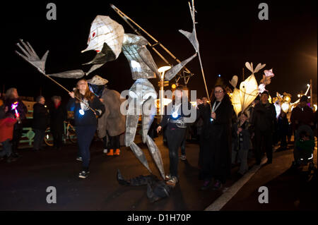 La parata raggiunge Madeira Drive. La masterizzazione di orologi lanterna accesa processione in Brighton xxi Dicembre 2012 photo©Julia Claxton Foto Stock