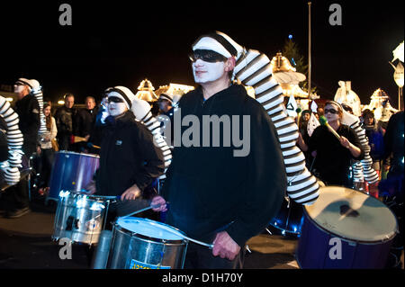 La parata raggiunge Madeira Drive. La masterizzazione di orologi lanterna accesa processione in Brighton xxi Dicembre 2012 photo©Julia Claxton Foto Stock