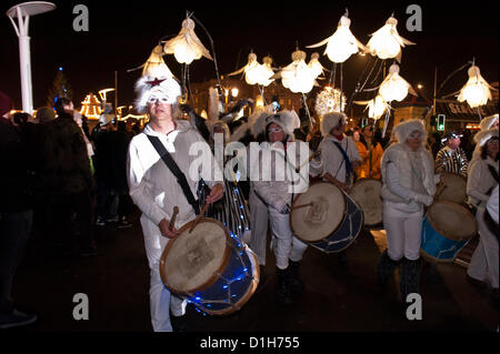 La parata raggiunge Madeira Drive. La masterizzazione di orologi lanterna accesa processione in Brighton xxi Dicembre 2012 photo©Julia Claxton Foto Stock