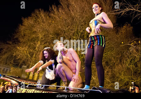 Il cast di The Rocky Horror Show intrattenere come la processione si raccoglie nella nuova strada. La masterizzazione di orologi lanterna accesa processione in Brighton xxi Dicembre 2012 photo©Julia Claxton Foto Stock