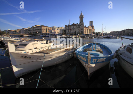 Barche sul canal vicino alla Camera dei mestieri in Sete, Languedoc Roussillon, Francia Foto Stock