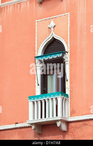 Piccolo balcone a Venezia. L'Italia. Foto Stock