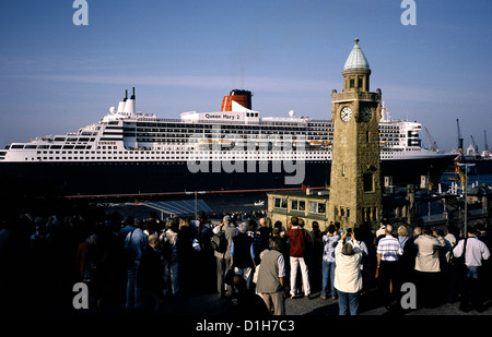 Cunard la Queen Mary 2 passando Landungsbrücken su di uscire dalla sua prima visita al porto di Amburgo il 19 luglio 2004. Foto Stock