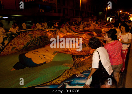 Folla buddista che trasportano un enorme buddha bandiera sfilano in giornata Wesak processione il 5 maggio 2012 davanti al Museo Telekom edificio, Foto Stock