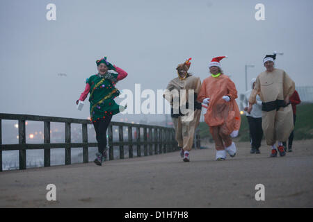 I concorrenti brave condizioni impegnative nel Parco eseguire Aberdeen 5K gara il 22 dicembre. 2012. Regno Unito. Foto Stock