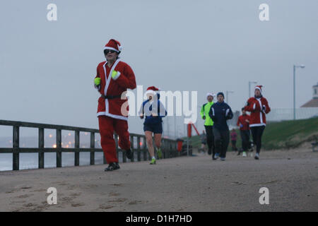 I concorrenti brave condizioni impegnative nel Parco eseguire Aberdeen 5K gara il 22 dicembre. 2012. Regno Unito. Foto Stock