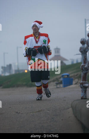 I concorrenti brave condizioni impegnative nel Parco eseguire Aberdeen 5K gara il 22 dicembre. 2012. Regno Unito. Foto Stock