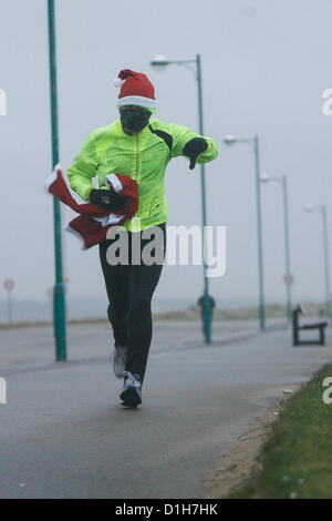 I concorrenti brave condizioni impegnative nel Parco eseguire Aberdeen 5K gara il 22 dicembre. 2012. Regno Unito. Foto Stock