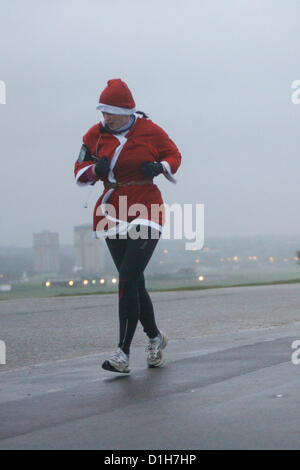 I concorrenti brave condizioni impegnative nel Parco eseguire Aberdeen 5K gara il 22 dicembre. 2012. Regno Unito. Foto Stock