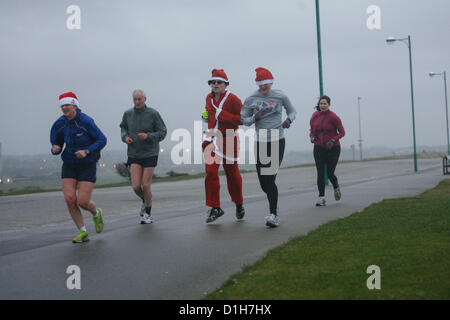 I concorrenti brave condizioni impegnative nel Parco eseguire Aberdeen 5K gara il 22 dicembre. 2012. Regno Unito. Foto Stock