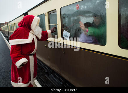 Sabato 22 dic 2012. Aberystwyth Wales UK. Dopo un gap di oltre venti anni il 'Santa Special' escursione di Natale ritorna alla valle di Rheidol narrow gauge Steam Railway. L'esecuzione di quattro volte al giorno il fine settimana prima di Natale, le famiglie sono venuti da lontano come Kent (oltre 200 miglia) per viaggiare in treno e di incontrare Babbo Natale. Foto ©keith morris Foto Stock