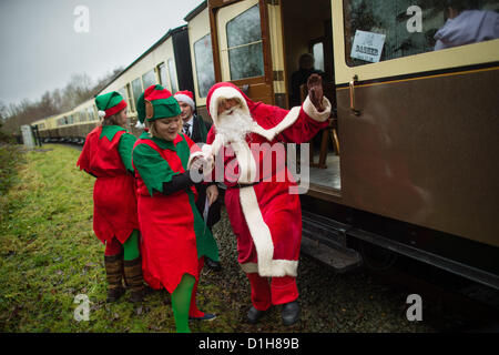 Sabato 22 dic 2012. Aberystwyth Wales UK. Dopo un gap di oltre venti anni il 'Santa Special' escursione di Natale ritorna alla valle di Rheidol narrow gauge Steam Railway. L'esecuzione di quattro volte al giorno il fine settimana prima di Natale, le famiglie sono venuti da lontano come Kent (oltre 200 miglia) per viaggiare in treno e di incontrare Babbo Natale. Foto ©keith morris Foto Stock