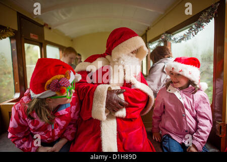 Sabato 22 dic 2012. Aberystwyth Wales UK. Dopo un gap di oltre venti anni il 'Santa Special' escursione di Natale ritorna alla valle di Rheidol narrow gauge Steam Railway. L'esecuzione di quattro volte al giorno il fine settimana prima di Natale, le famiglie sono venuti da lontano come Kent (oltre 200 miglia) per viaggiare in treno e di incontrare Babbo Natale. Foto ©keith morris Foto Stock