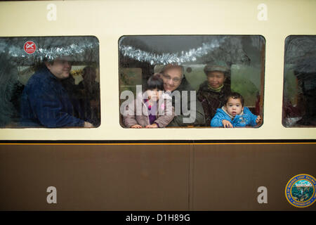 Sabato 22 dic 2012. Aberystwyth Wales UK. Dopo un gap di oltre venti anni il 'Santa Special' escursione di Natale ritorna alla valle di Rheidol narrow gauge Steam Railway. L'esecuzione di quattro volte al giorno il fine settimana prima di Natale, le famiglie sono venuti da lontano come Kent (oltre 200 miglia) per viaggiare in treno e di incontrare Babbo Natale. Foto ©keith morris Foto Stock