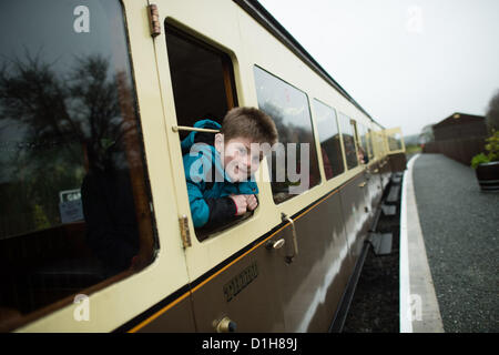 Sabato 22 dic 2012. Aberystwyth Wales UK. Dopo un gap di oltre venti anni il 'Santa Special' escursione di Natale ritorna alla valle di Rheidol narrow gauge Steam Railway. L'esecuzione di quattro volte al giorno il fine settimana prima di Natale, le famiglie sono venuti da lontano come Kent (oltre 200 miglia) per viaggiare in treno e di incontrare Babbo Natale. Foto ©keith morris Foto Stock