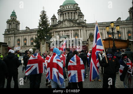 Belfast, Regno Unito. Il 22 dicembre 2012. Dopo la città di Belfast Consiglio ha votato per avere solo l'Unione Jack sorvolano Belfast City Hall per 17 giorni all'anno. Persone provenienti da comunità protestanti hanno bloccato le strade e tenendo la protesta in tutta la provincia dell'Irlanda del Nord. Oggi è stato al di fuori del Belfast City Hall dove persone raccolte azienda o indossando Union Jack Flag Foto Stock