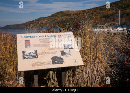 Cooperstown segno fronte lago, lago Otsego, Cooperstown, NY Foto Stock