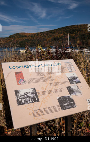 Cooperstown segno fronte lago, lago Otsego, Cooperstown, NY Foto Stock