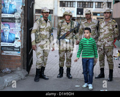 Dic. 22, 2012 - Il Cairo, il Cairo, Egitto - Membri dell esercito Egiziano guardia all'entrata della stazione di polling, durante il secondo turno di un referendum per la nuova costituzione egiziana, in Giza, a sud del Cairo, Egitto, 22 dicembre 2012. Più di 25 milioni di beneficiare egiziani sono stati chiamati a votare il 22 dicembre nella fase finale di un referendum sulla contestazione di un progetto di costituzione che ha suscitato manifestazioni di pro- e anti-governo manifestanti. La votazione è stata luogo in 17 distretti elettorali che sono considerati ampiamente conservatore, il significato di un voto positivo è atteso a pr Foto Stock