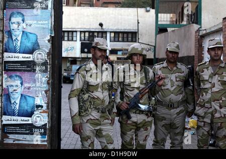 Dic. 22, 2012 - Il Cairo, il Cairo, Egitto - Membri dell esercito Egiziano guardia all'entrata della stazione di polling, durante il secondo turno di un referendum per la nuova costituzione egiziana, in Giza, a sud del Cairo, Egitto, 22 dicembre 2012. Più di 25 milioni di beneficiare egiziani sono stati chiamati a votare il 22 dicembre nella fase finale di un referendum sulla contestazione di un progetto di costituzione che ha suscitato manifestazioni di pro- e anti-governo manifestanti. La votazione è stata luogo in 17 distretti elettorali che sono considerati ampiamente conservatore, il significato di un voto positivo è atteso a pr Foto Stock