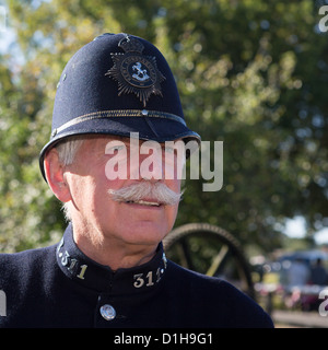 1940's funzionario di polizia Constabulary Kent nel casco custode Foto Stock