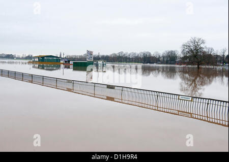 Il 22 dicembre 2012. L'ippodromo viene allagata come il fiume Severn burst si tratta di banche. Worcester, Regno Unito. Inondazioni hits Worcester e la Severn pianura alluvionale per la quarta volta nel 2012. Credito foto Graham M. Lawrence/Alamy Live News. Foto Stock