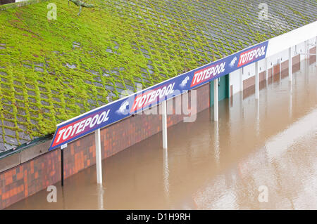 Il 22 dicembre 2012. L'ippodromo viene allagata come il fiume Severn burst si tratta di banche. Worcester, Regno Unito. Inondazioni hits Worcester e la Severn pianura alluvionale per la quarta volta nel 2012. Credito foto Graham M. Lawrence/Alamy Live News. Foto Stock