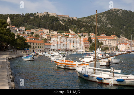 Elk192-2978 Croazia costa dalmata Isola di Hvar Hvar città e porto con barche da pesca le mura della città sulla collina Foto Stock