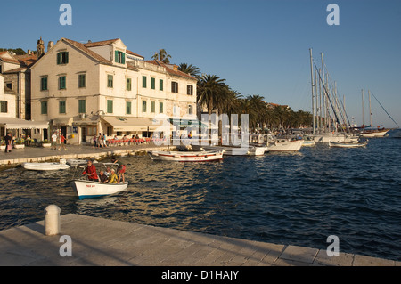 Elk192-2985 Croazia costa dalmata Isola di Hvar Hvar città e porto con barche a vela lungo il lungomare Foto Stock