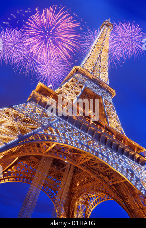 La Torre Eiffel dal basso verso l'alto in serata a Parigi, Francia. Foto Stock