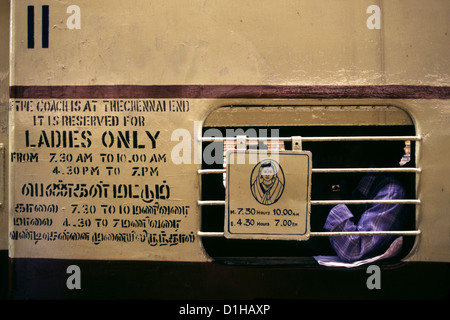 Firmare in un treno che indica le donne solo pullman per alcune ore in India Foto Stock