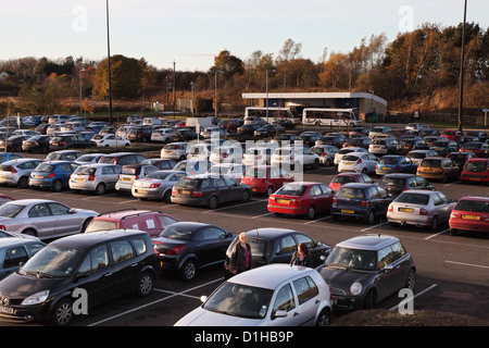 Donne che si avvicinano alla macchina parcheggiata a Belmont, Durham park and ride Belmont North East England Regno Unito Foto Stock