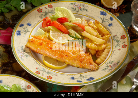 Pesce al forno con erbe aromatiche Foto Stock