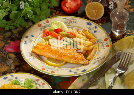 Pesce al forno con erbe aromatiche Foto Stock