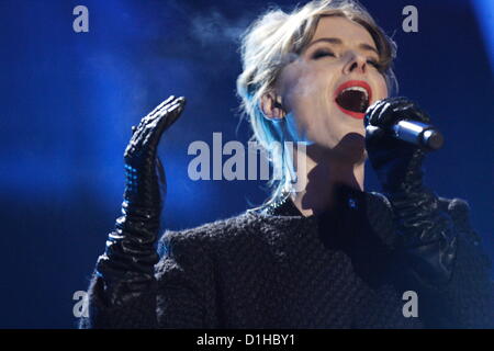 Gdansk, Polonia 22nd, Dicembre 2012 Radio Plus e il polacco TVP1 canale canti natalizi in concerto a Danzica Centro citta'. Il cantante Halina Mlynkova suona dal vivo sul palco. Foto Stock