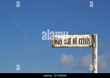 Vecchia strada alterata cartello che dice che uscire dalla crisi Foto Stock