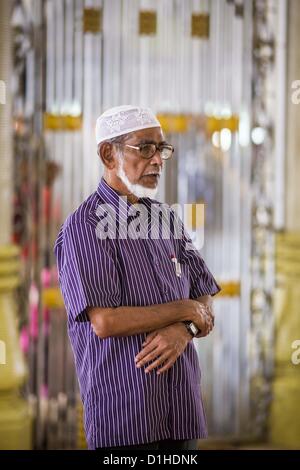 Dic. 22, 2012 - Singapore, Singapore - pregano gli uomini nel corridoio principale di preghiera presso la Moschea del Sultano di Singapore. La Moschea del Sultano è il punto focale della storica Kampong Glam zona di Singapore. Noto anche come Masjid Sultan, è stato nominato per il Sultan Hussein Shah. La moschea è stata costruita originariamente nel 1820s. La struttura originaria fu demolita nel 1924 per far posto all'attuale edificio, che venne completato nel 1928. La moschea può contenere un grande significato per la comunità musulmana e viene considerato la Moschea nazionale di Singapore. Esso è stato designato come un monumento nazionale nel 1975. (Credito Immagine: © Jack Foto Stock