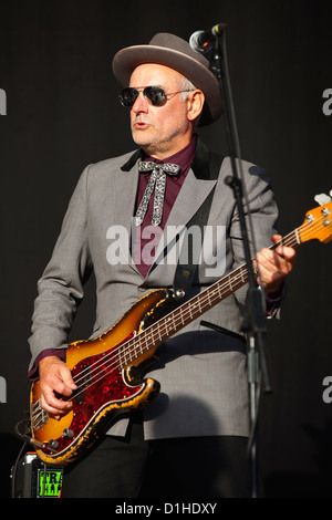 Bassista chitarrista Segs (aka frankie zapatista o John Jennings) suona dal vivo con band Alabama 3 a belle giornate 2012 Foto Stock