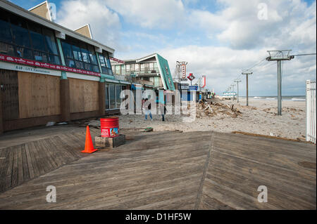 Seaside Heights, NJ, Stati Uniti d'America, 22 dicembre, 2012. Vista generale di Seaside Heights. Alcuni residenti di Seaside Heights e città circostanti hanno iniziato a spostarsi verso le loro case entro il passato diversi giorni e alcune aziende locali hanno apertura di benzina, cibo e ghiaccio. Foto Stock