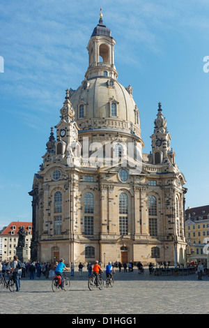 La Frauenkirche dalla Neumarkt, Altstadt, Dresda, Sassonia, Repubblica federale di Germania. I ciclisti in primo piano. Foto Stock