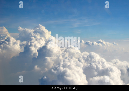 Vista del cielo blu nubi dalla finestra di aeroplano Foto Stock