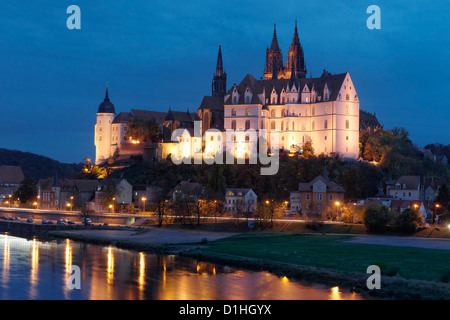 Meissen e il fiume Elba di notte, in Sassonia, Repubblica federale di Germania. Foto Stock